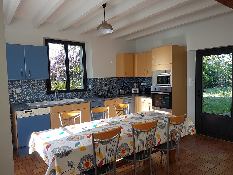 fitted-kitchen-cottage-lumieres-de-loire-view-garden